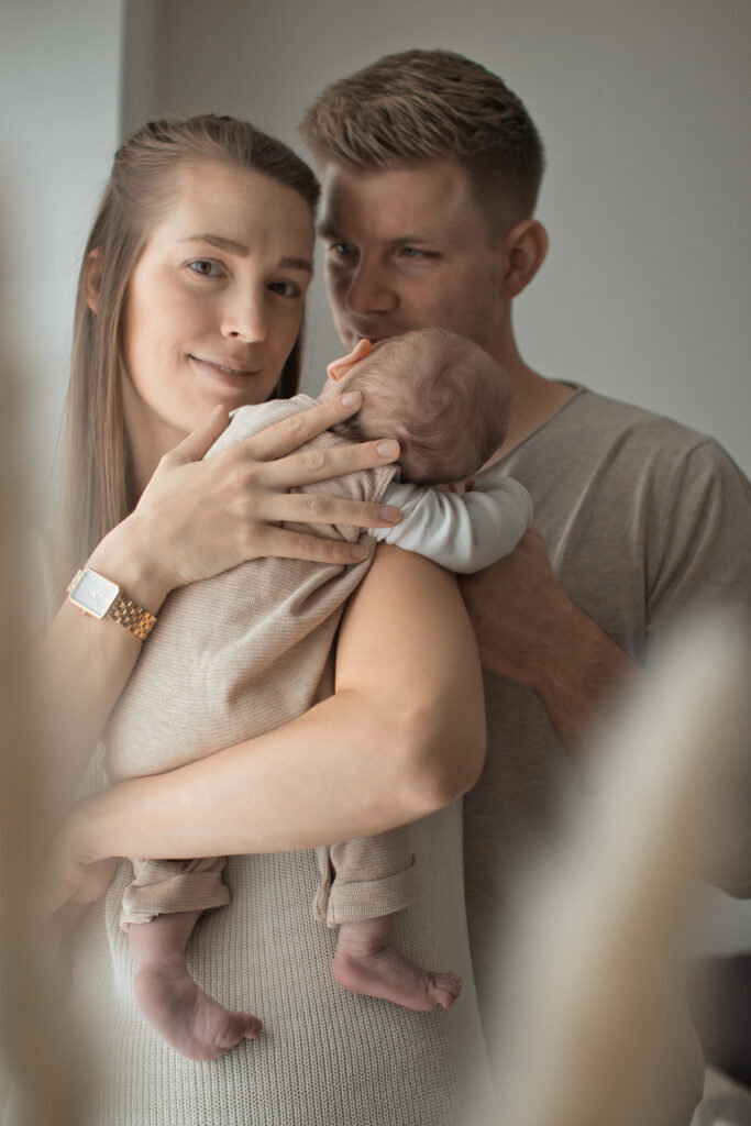 Eine Familie mit Baby