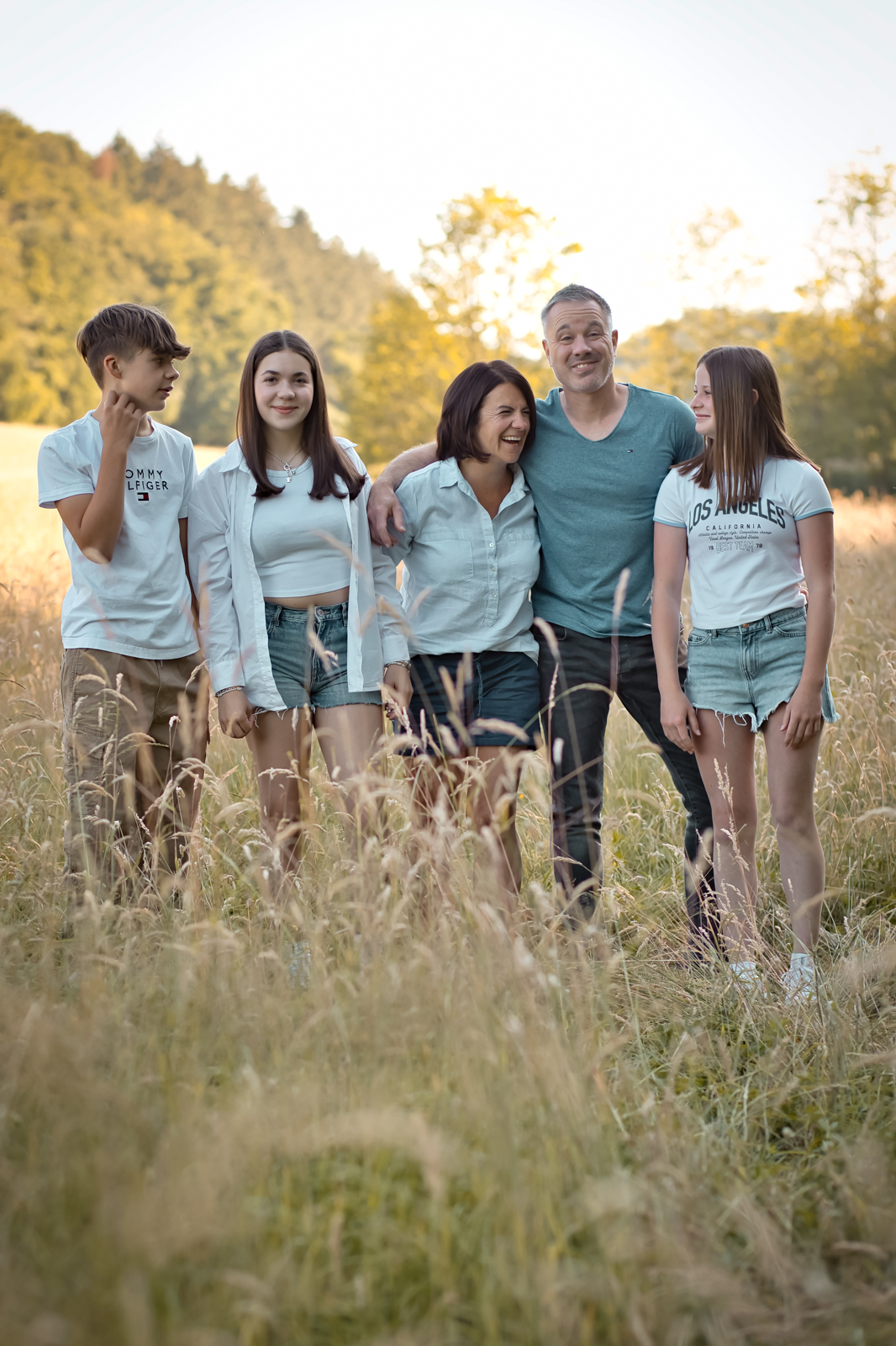 Die Patchworkfamilie lacht gemeinsam bei ihrem Familienshooting